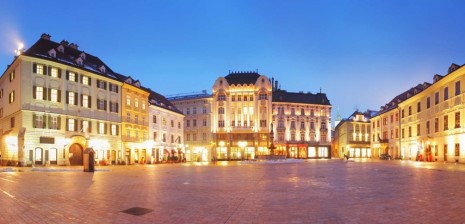 Фотообои братислава. главная площадь ночью