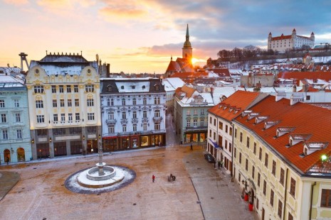 Фотообои вид на площадь братислава. словакия
