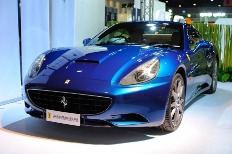 Фотообои синяя машина ferrari